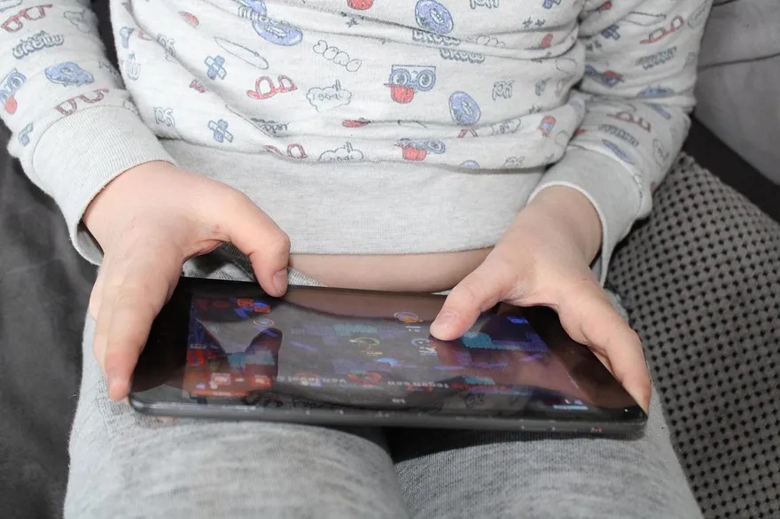 恐怖短影音！睡前滑平板30分鐘　2歲童竟失眠、語言遲緩