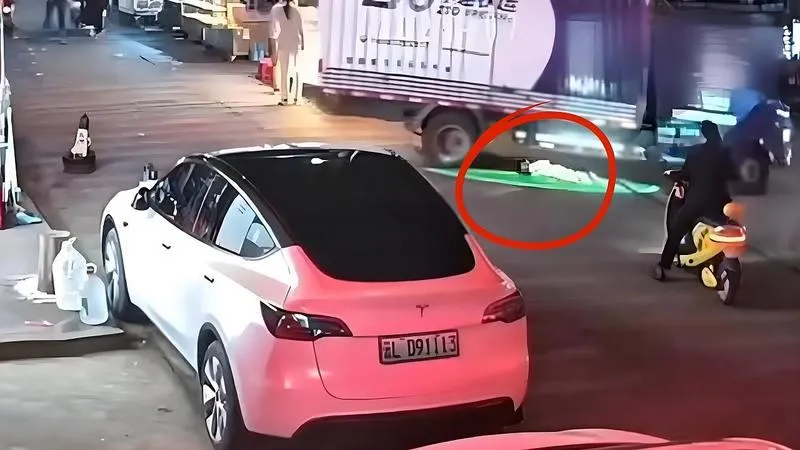 影/揪心！趴地玩耍陷奪命視線死角　陸童遭快遞車輾斃