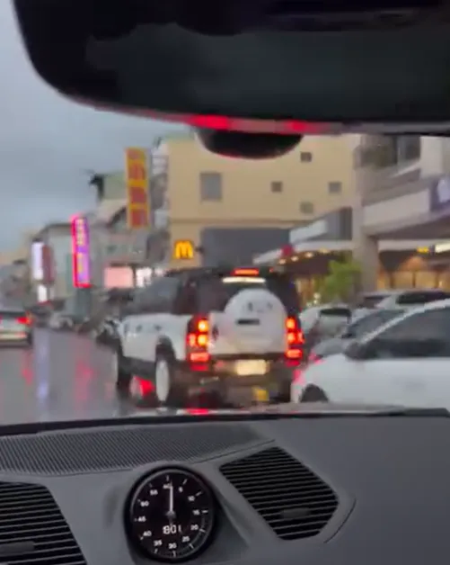 颱風天的速食店塞爆！超狂車陣畫面曝光