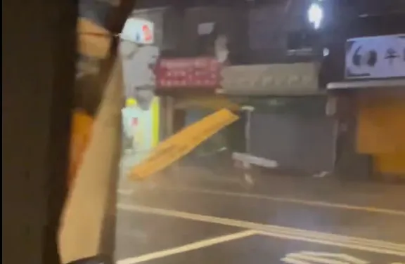 影/驚險畫面曝光！丹娜絲颱風肆虐　台南文賢路鐵皮飛散