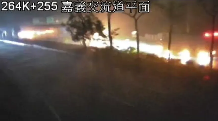 影/颱風夜不平靜！國1北上深夜火燒車　火勢被暴雨撲滅
