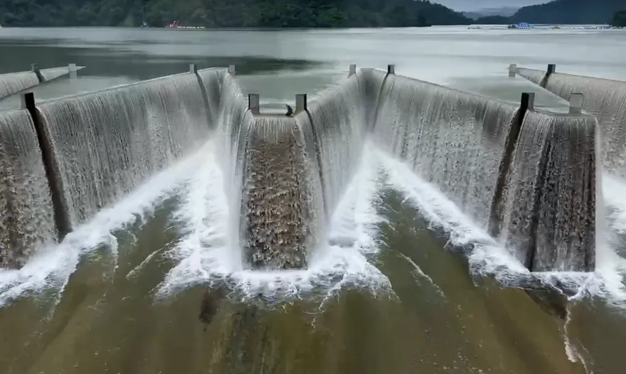 滿水位限定！鯉魚潭鋸齒堰溢流2個月　 創5年最久紀錄