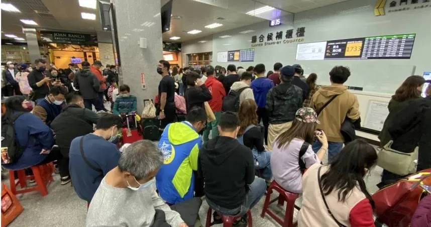 都是丹娜絲惹禍！離島1.6萬人受困　金門機場旅客滯留爆量