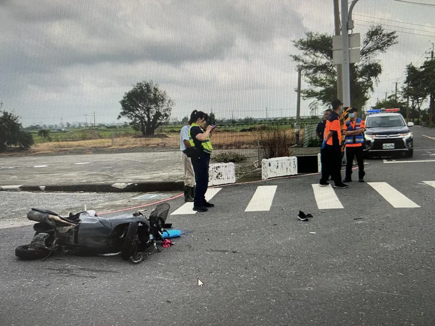 停電號誌沒亮！台南貨車對撞機車　61歲女喪命蓋白布