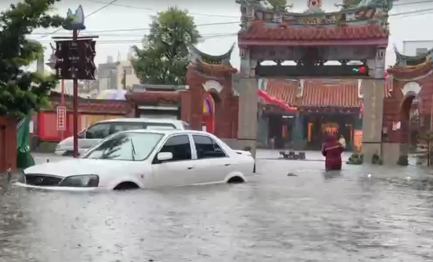 影/彰化暴雨！鹿港半日累積雨量257毫米　天后宮泡水變魚塭