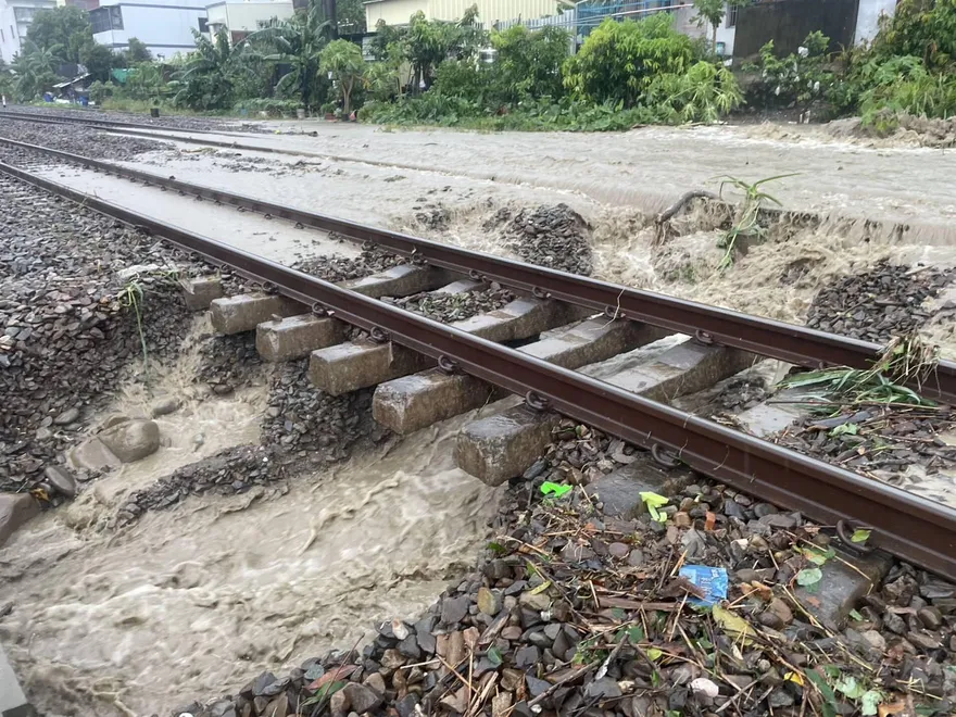 大雨掏空路肩！台鐵二水＝林內17:28提前恢復雙線雙向通車