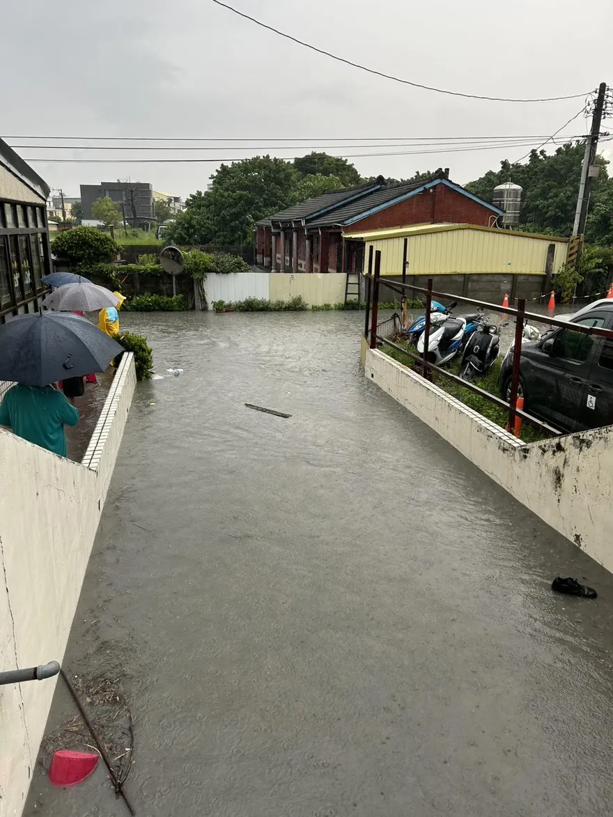 影/彰化豪雨釀災！埔心社區停車場變泳池　二林貨車墜天坑