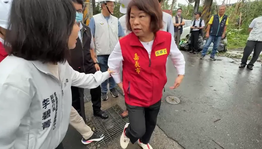 勘災滑倒安全帽噴飛！黃敏惠自嘲：還好屁股有肉