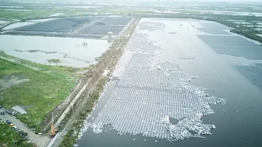 影/怒吼的空拍！和山光電場「鬼剃頭」泥流　光電浮板變海廢