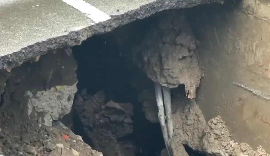 地層被雨水沖鬆？　苗栗頭份現超巨天坑！