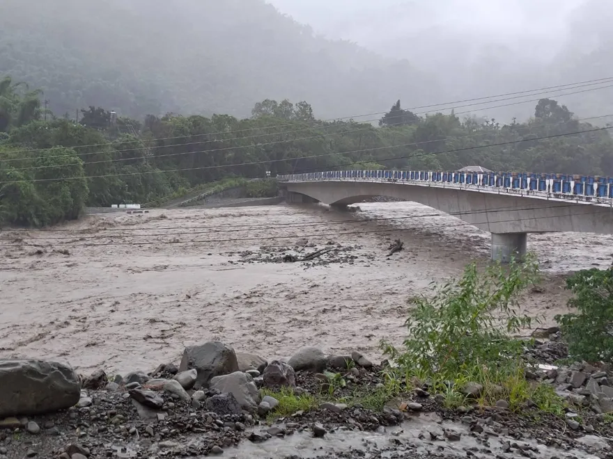 影/高雄山區暴雨！荖濃溪暴漲淹路面　南橫小心滾滾泥流