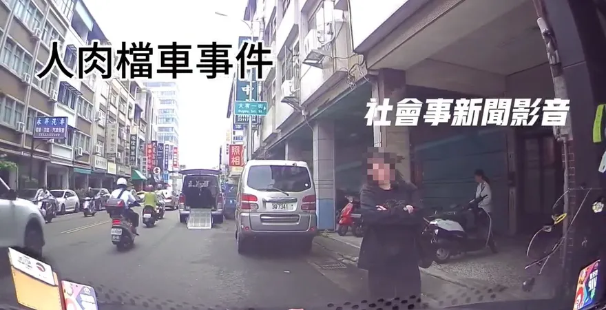 影/台中婦「人肉佔位」不給停　轎車還違規停騎樓