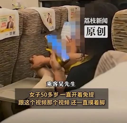 影/噁！陸女高鐵內「摳腳+手機擴音」狂聊天　乘客快崩潰