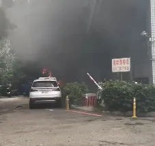 台中大雅區公所旁爆火警！黑煙狂竄警消急灌救
