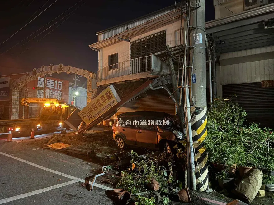 影/慘！休旅車遭撞翻「乘客滿臉血」　早餐店被毀「駕駛腸破裂」