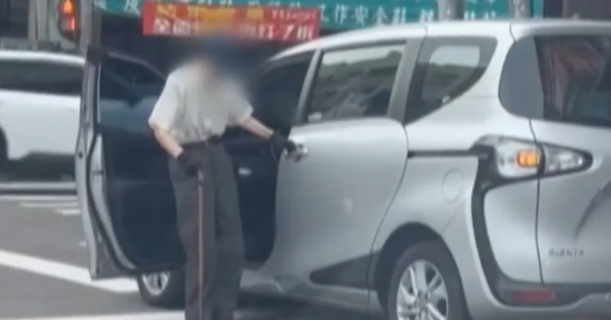 台中翁雙腿無力拄拐杖　民眾驚呼：這樣也能開車？