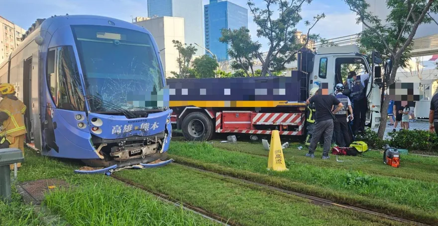 影/高雄輕軌遭大貨車猛撞釀6傷！　列車玻璃碎裂成蜘蛛網