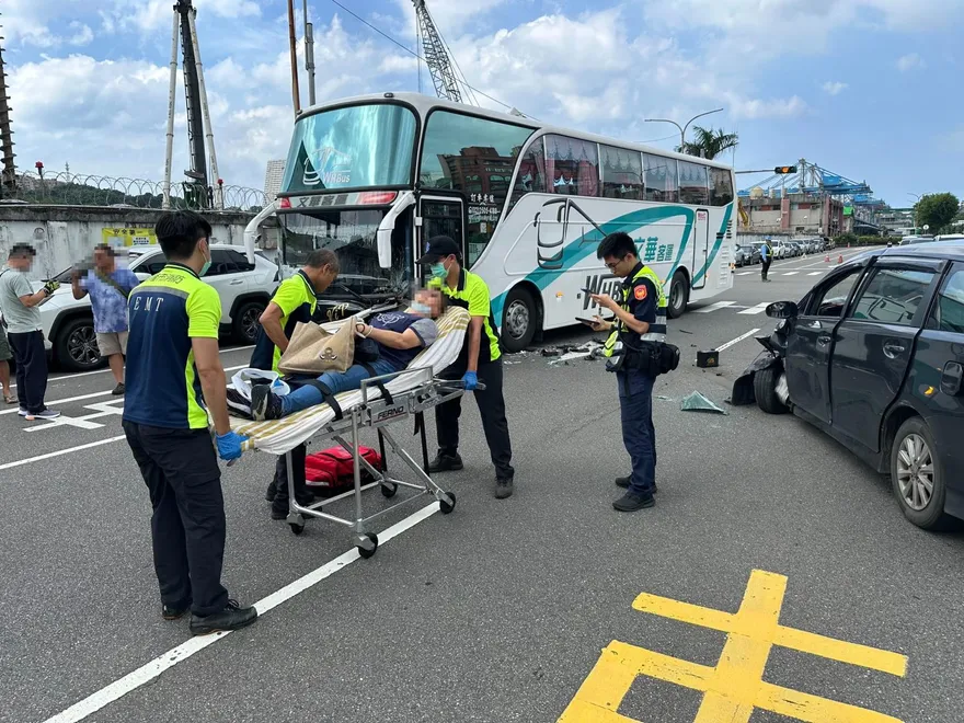 基隆65歲婦逆向撞遊覽車　日籍遊客輕傷返郵輪就醫
