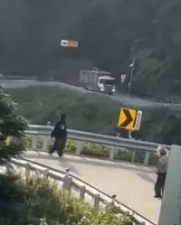影/武嶺觀景台前溜滑板　男2度前空翻狠摔