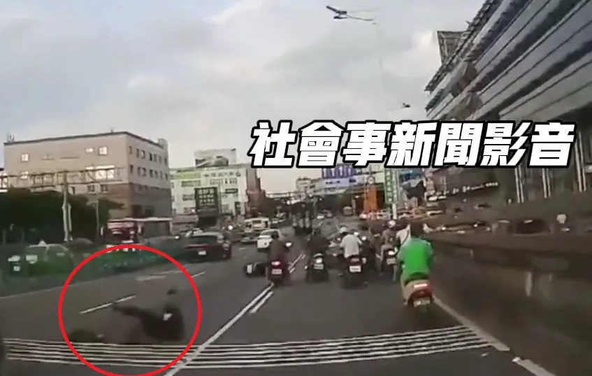 影/民權大橋波浪路2騎士慘摔「義肢飛出」　可申請國賠