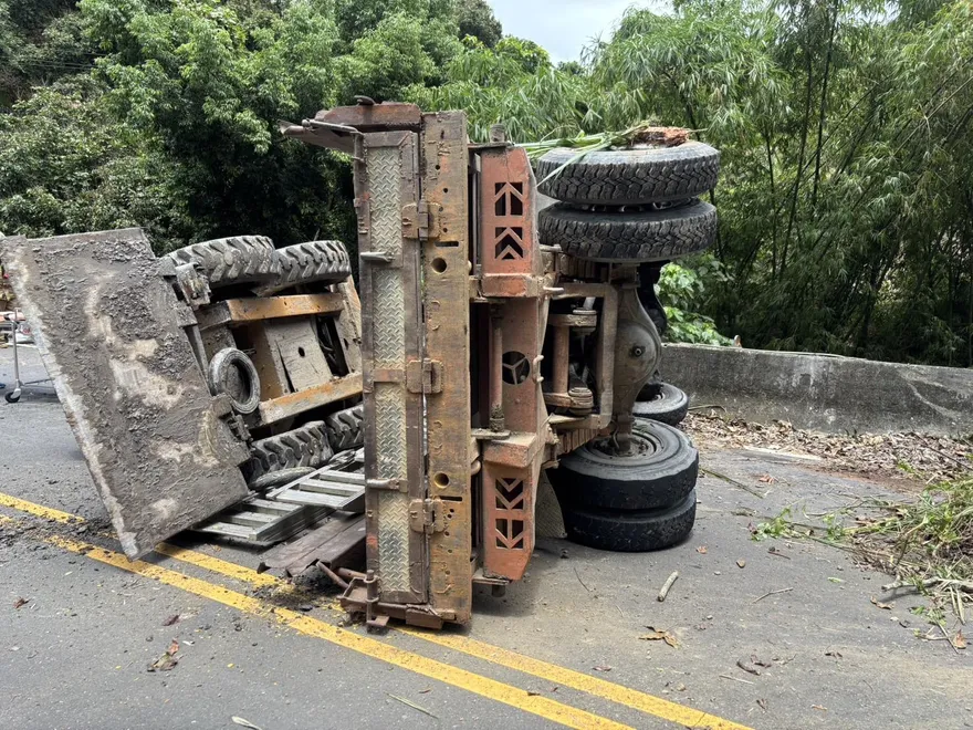 台南東山鐵牛車翻覆！53歲駕駛遭壓扭曲慘死
