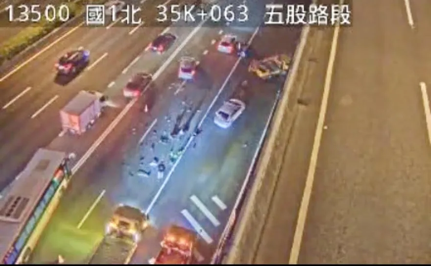 影/國1五股段北向車禍　外側車道4車連環撞