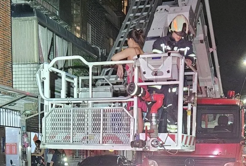 新莊女穿睡衣爬4樓鐵窗　與男友吵架警消出動雲梯勸下