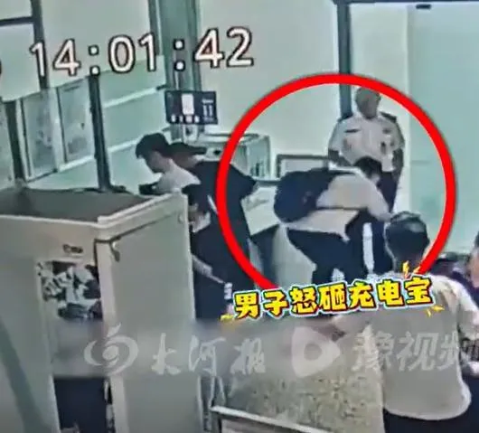 影/不爽安檢沒過！陸男「怒砸行動電源」瞬間起火　駭人畫面曝