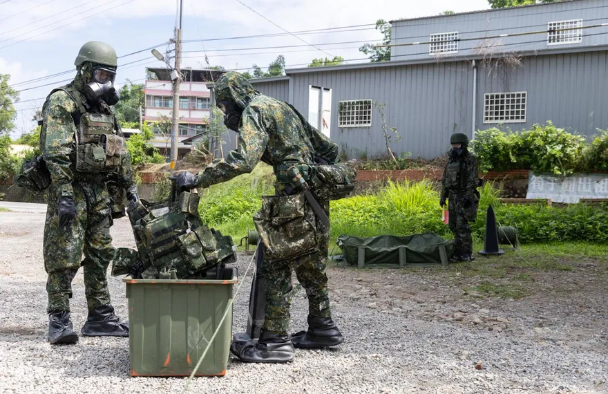 漢光演習因應核生化威脅　第36化兵群清消官兵裝備污染