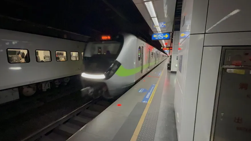區間車出包！整節車廂超出南靖站月台　台鐵：將檢討懲處