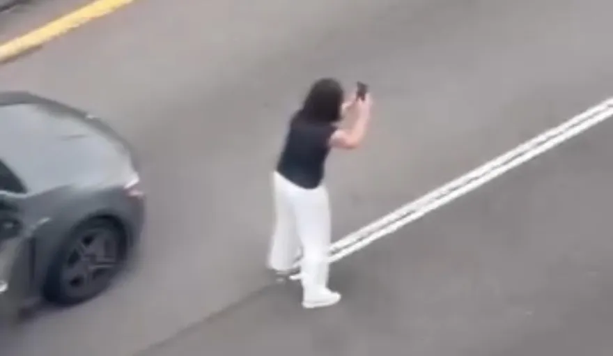 2賓士女演習市民高架下車擺拍　最高可罰33.6萬