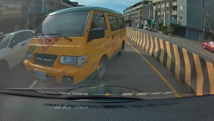 台中娃娃車滿載幼童違規大迴轉、闖紅燈　家長批司機惡劣