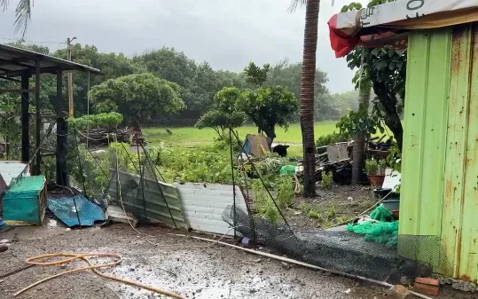 畫面曝！超狂龍捲風突襲台東　家具飛竄、毀民宅慘如戰區