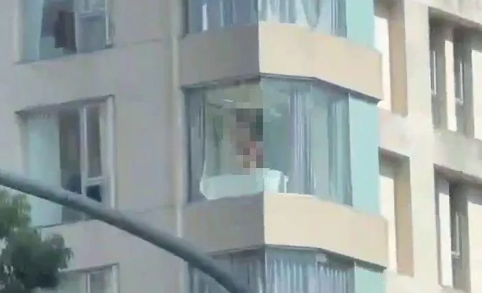 影/北市知名飯店驚見嗨爆「窗邊激戰」！　急換霧化毛玻璃補救