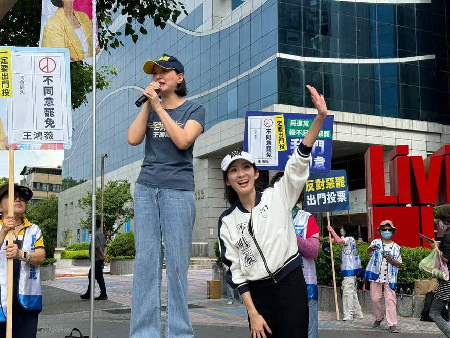 綠鐵票區起風了？藍美女發言人陪王鴻薇掃街見一幕：我眼眶熱了