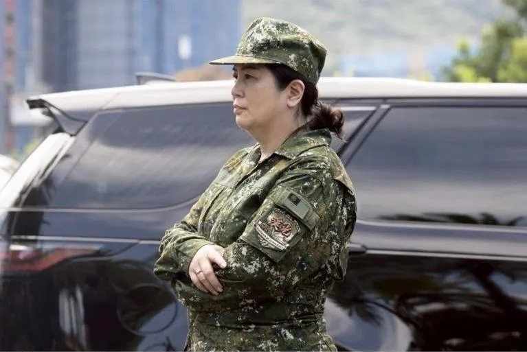 賴清德辦公室主任「軍裝擺拍照」炎上！軍方人士轟：應棄保守封建思維