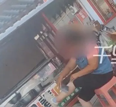 爆噁！山東路邊攤老闆刀刮腿毛又切菜　網友看完直接反胃
