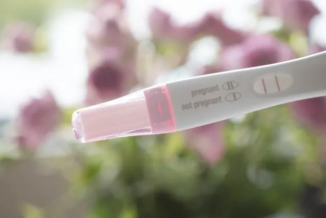 男肚子痛拿驗孕棒驗出兩條線　醫一查：確診睪丸癌