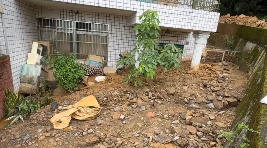 影/家園破碎！埔里土石流衝入家「淹半層樓高」　11人急安置