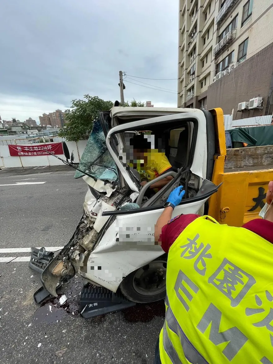 影/驚悚瞬間！桃園貨車追撞車頭「不見了」　駕駛骨折送醫