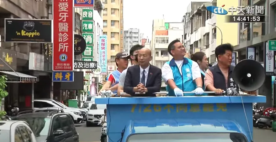 搶救黃健豪！韓國瑜親赴台中「選民服務」陪他車掃反罷