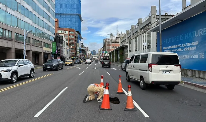 影/京華城旁路面下陷「現天坑」　警方封閉車道管制中
