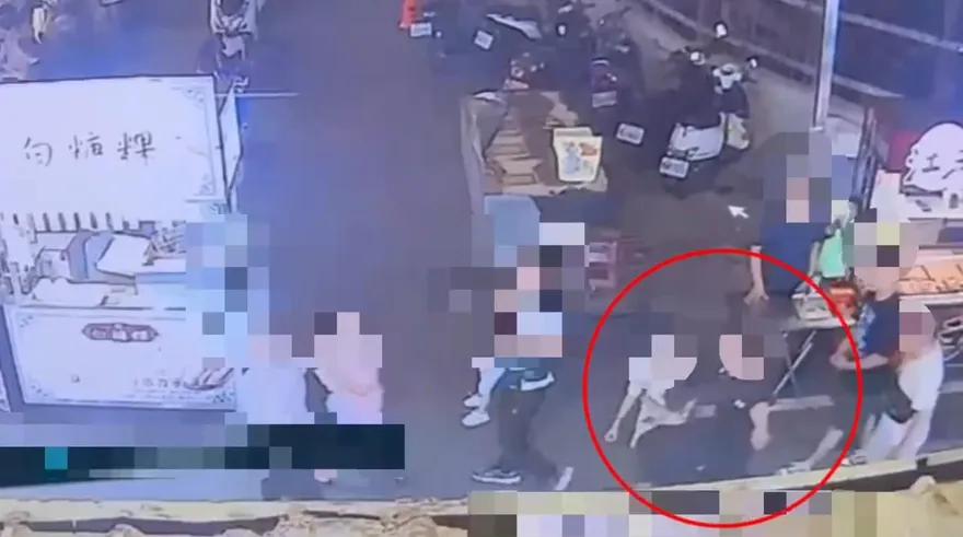 影/南雅夜市2男爆肢體衝突　刺青男挑釁反遭擊倒