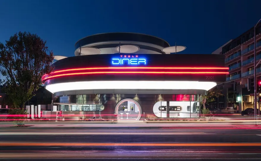 影/馬斯克進軍餐飲！Tesla Diner洛城開業　首日「6小時賺百萬」