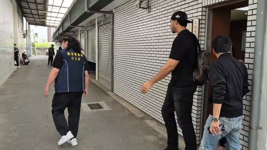 妻搭機來台途中驟逝！魔鷹現身中壢殯儀館　陪同解剖追死因