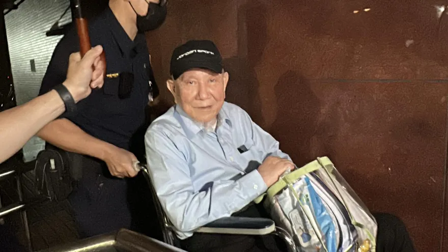影/沈慶京繳1.8億保金　裝完電子腳鐐離開北院