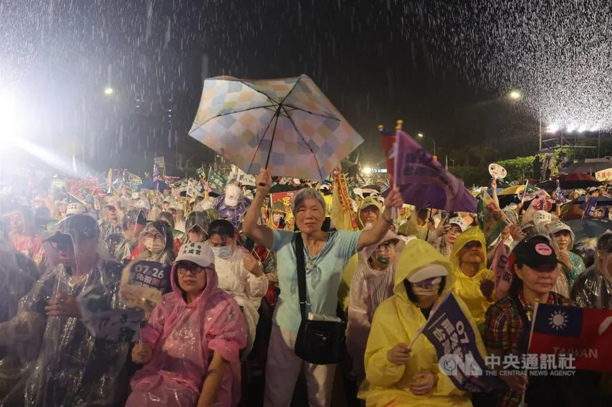 罷團齊聚凱道　風雨中高喊：726投同意