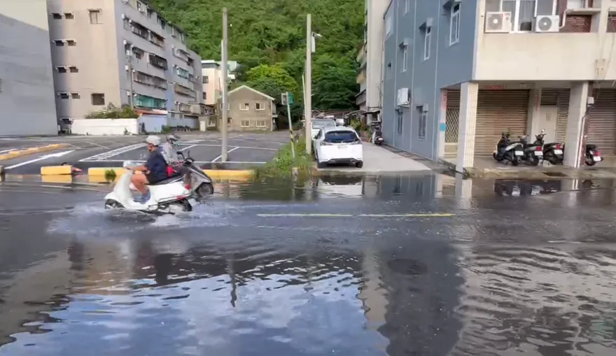小心！高雄哨船頭環港道路「海水倒灌」　路陷、積水難行