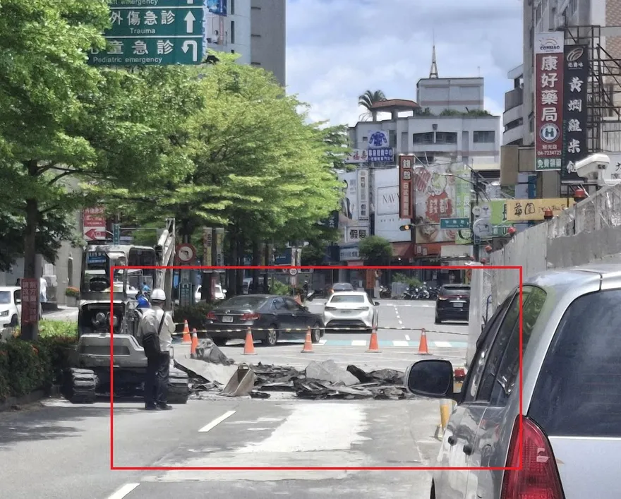 彰化旭光路驚現天坑！全線封路搶修中　疑重機具進出釀禍