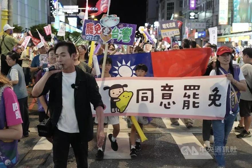 最新民調！綠遭大罷免搞臭　白出兵保藍委好感度飆新高